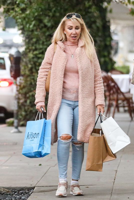 LINDA THOMPSON Shopping at Kitson in Beverly Hills 12/22/2022
