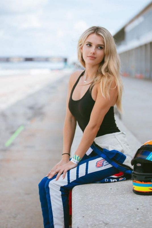 LINDSAY BREWER – Instagram Photos 12/19/2022