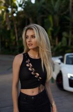 LINDSaY BREWER - Instagram Photos 12/22/2022