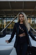 LINDSaY BREWER - Instagram Photos 12/22/2022