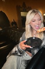 LOREN GRAY - Instagram Photos and Video 12/14/2022
