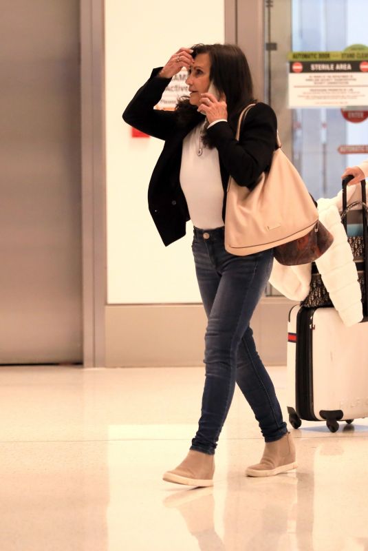 LYNNE SPEARS Arrives at LAX in Los Angels 12/14/2022