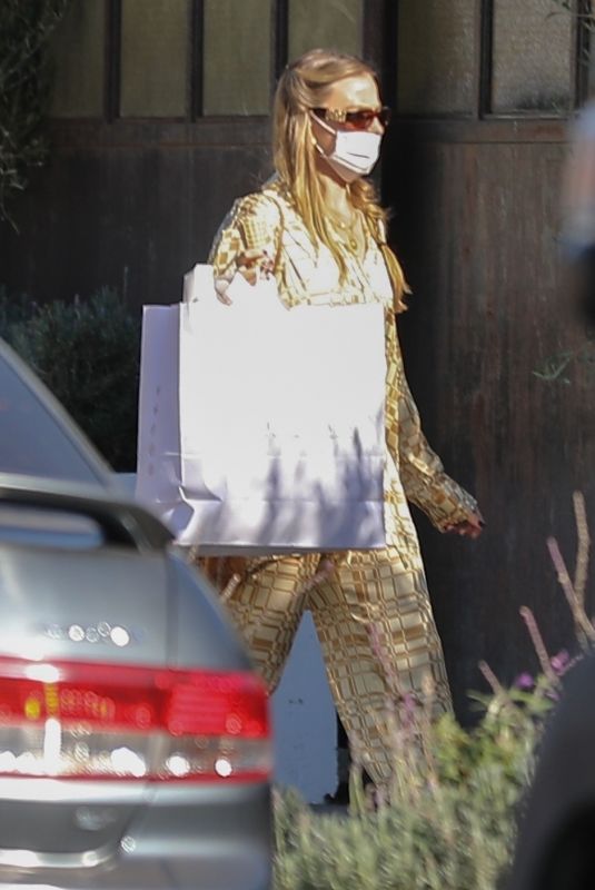MARGOT ROBBIE Visits a Friend in Los Angeles 12/21/2022