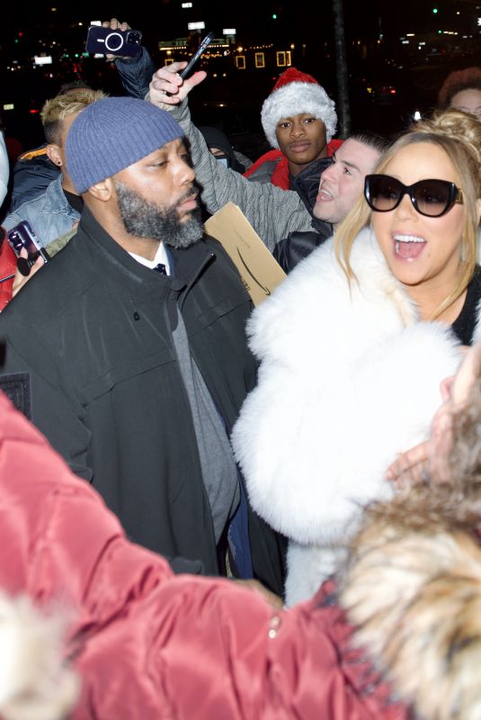 MARIAH CAREY Shows Her Fans Some Hug Appreciation in New York 12/17/2022