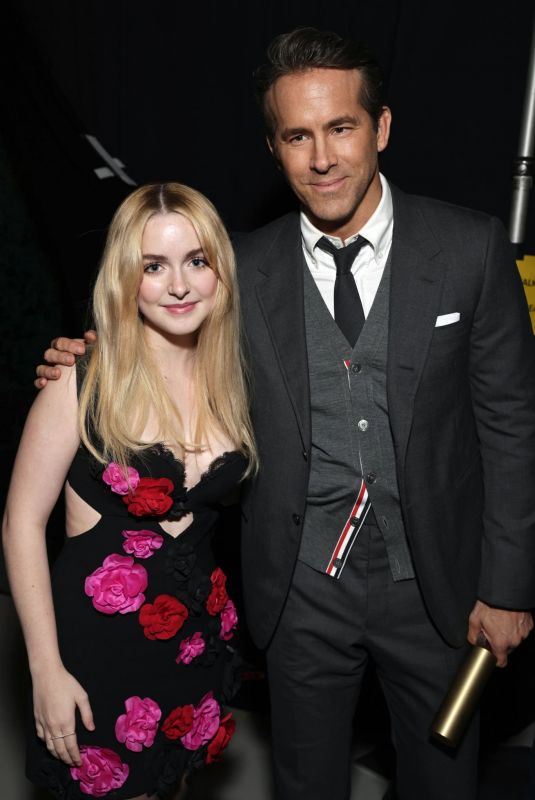 MCKENNA GRACE Presenting an Award at 2022 People