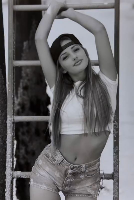 MINKA KELLY - Early Modeling Black and White Photoshoot 
