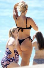  NATASHA OAKLEY in Bikini at Bronte Beach 12/23/2022