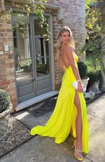 NATASHA OAKLEY - Insagram Photos 12/21/2022