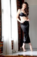 RACHEL PIZZOLATO - Holiday Photoshoot at Sunflower Studio 12/15/2022