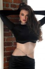 RACHEL PIZZOLATO - Holiday Photoshoot at Sunflower Studio 12/15/2022