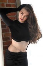 RACHEL PIZZOLATO - Holiday Photoshoot at Sunflower Studio 12/15/2022