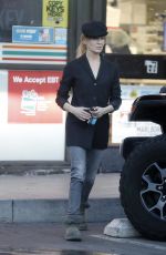 RENEE ZELLWEGER Shopping at Seven Eleven in Westwood 12/05/2022