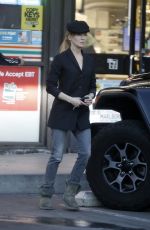 RENEE ZELLWEGER Shopping at Seven Eleven in Westwood 12/05/2022
