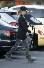 RENEE ZELLWEGER Shopping at Seven Eleven in Westwood 12/05/2022