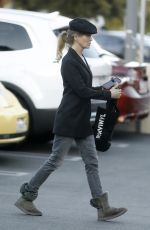 RENEE ZELLWEGER Shopping at Seven Eleven in Westwood 12/05/2022