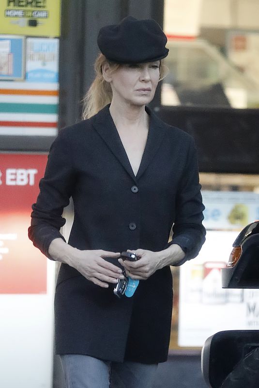 RENEE ZELLWEGER Shopping at Seven Eleven in Westwood 12/05/2022