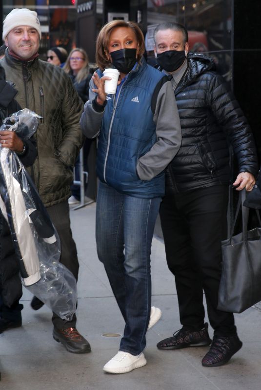 ROBIN ROBERTS Leaves Good Morning America in New York 12/05/2022