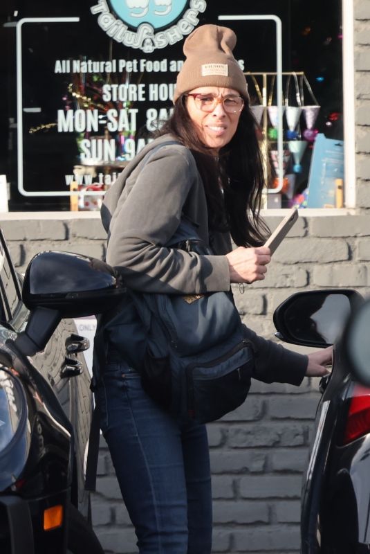 SARAH SILVERMAN Sshopping for Dog Food in Los Angeles 12/16/2022