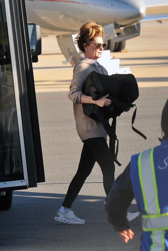 SHANIA TWAIN at a Private Jet Ride Out of Washington D.C. 12/01/2022