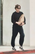 SHANNEN DOHERTY Shopping at Malibu Medical Group 12/01/2022