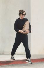 SHANNEN DOHERTY Shopping at Malibu Medical Group 12/01/2022