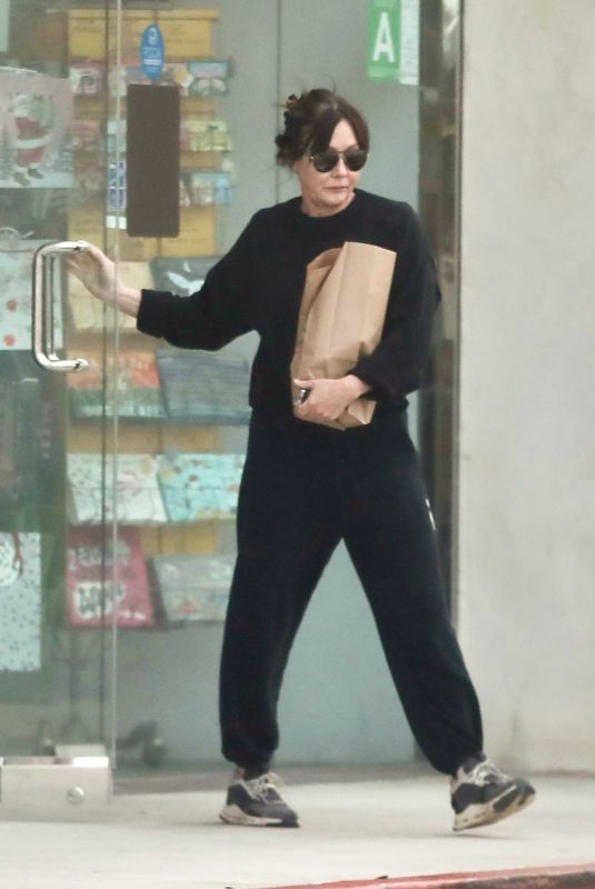 SHANNEN DOHERTY Shopping at Malibu Medical Group 12/01/2022