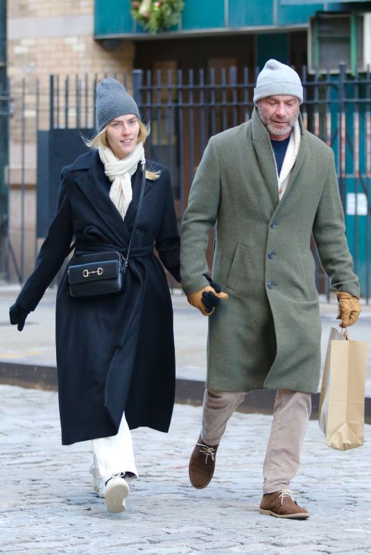 TAYLOR NEISEN and Liev Schreiber Out on Christmas Day in New York 12/25/2022