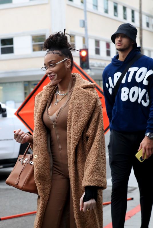WINNIE HARLOW and Kyle Kuzma Out for Lunch at Il Pastaio in Beverly Hills 12/15/2022
