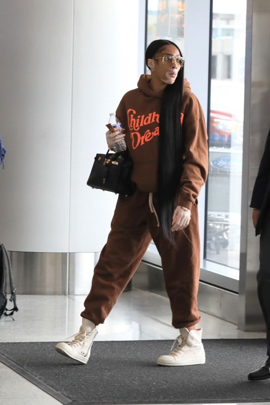 WINNIE HARLOW at Los Angeles International Airport 12/01/2022