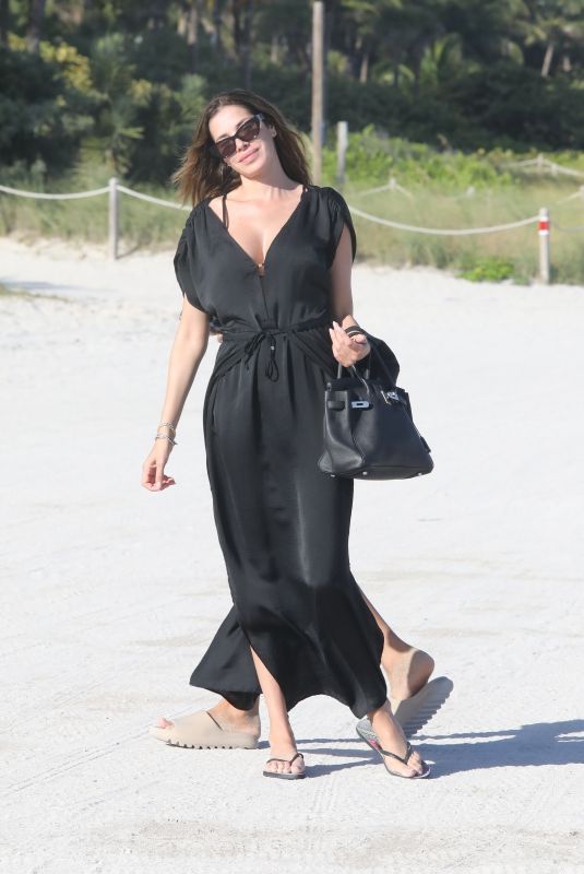 AIDA YESPICA Out at a Beach in Miami 01/04/2023