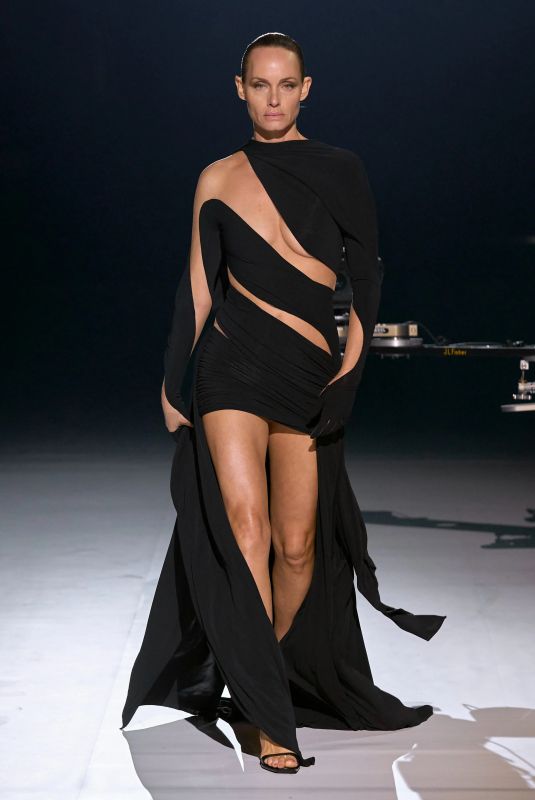 AMBER VALLETTA Walks Runway at Thierry Mugler Haute Couture Spring-summer 2023 Show at Paris Fashion Week 01/26/2023