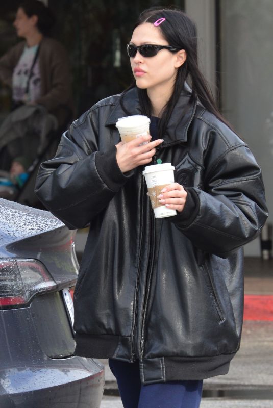 AMELIA HAMLIN Out for Coffee at Starbucks in Beverly Hills 01/05/2023
