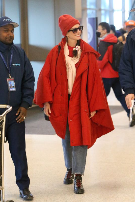 ANNE HATHAWAY Arrives at Salt Lake City Airport in Park City 01/22/2023