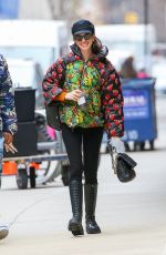ANNE HATHAWAY Geading to a Photo Studio in New York 01/11/2023