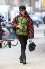 ANNE HATHAWAY Geading to a Photo Studio in New York 01/11/2023