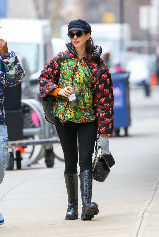 ANNE HATHAWAY Geading to a Photo Studio in New York 01/11/2023