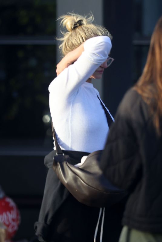 CAMERON DIAZ Returns from London in Los Angeles 01/02/2023