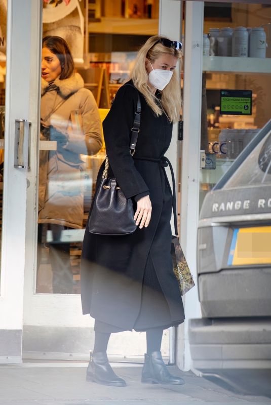 CLAUDIA SCHIFFER Out Shopping in Notting Hill 01/22/2023