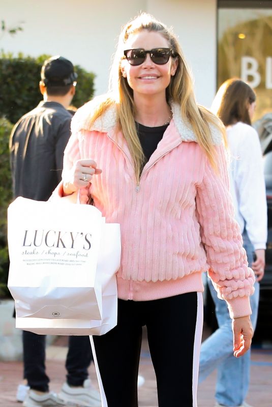 DENISE RICHARDS Grab Some Lunch to go at Lucky’s in Malibu 01/28/2023