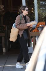 ELIZABETH OLSEN Getting Lunch from Grocery Store Buffet at Bristol Farms in Bevrly Hills 01/25/2023