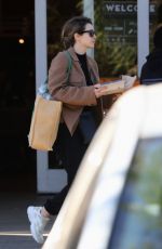 ELIZABETH OLSEN Getting Lunch from Grocery Store Buffet at Bristol Farms in Bevrly Hills 01/25/2023
