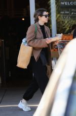 ELIZABETH OLSEN Getting Lunch from Grocery Store Buffet at Bristol Farms in Bevrly Hills 01/25/2023