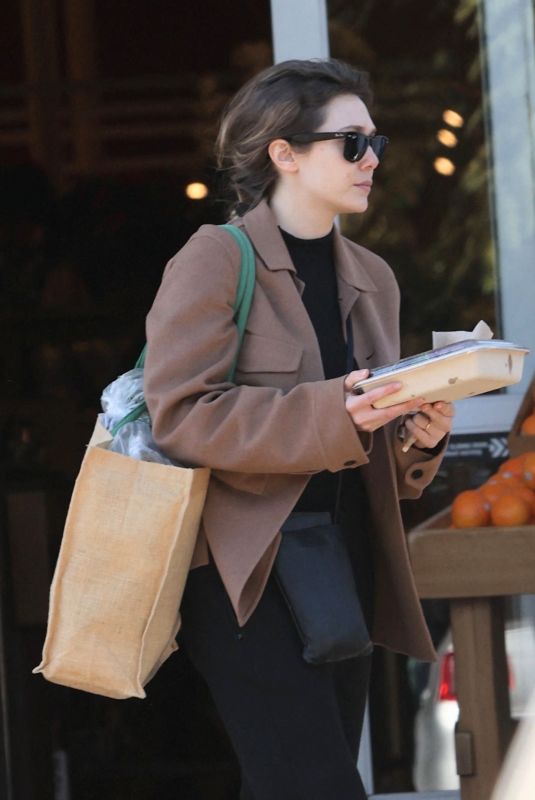 ELIZABETH OLSEN Getting Lunch from Grocery Store Buffet at Bristol Farms in Bevrly Hills 01/25/2023