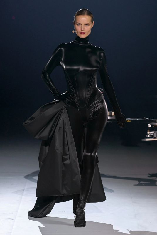 EVA HERZIGOVA Walks Runway at Thierry Mugler Haute Couture Spring-summer 2023 Show at Paris Fashion Week 01/26/2023