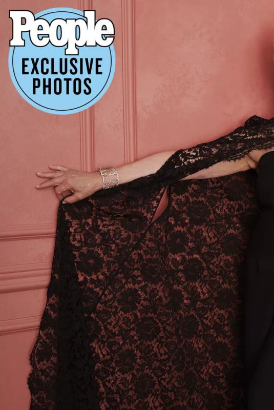 JAMIE LEE CURTIS - People Magazine’s Portrait Studio at Golden Globes 01/10/2023