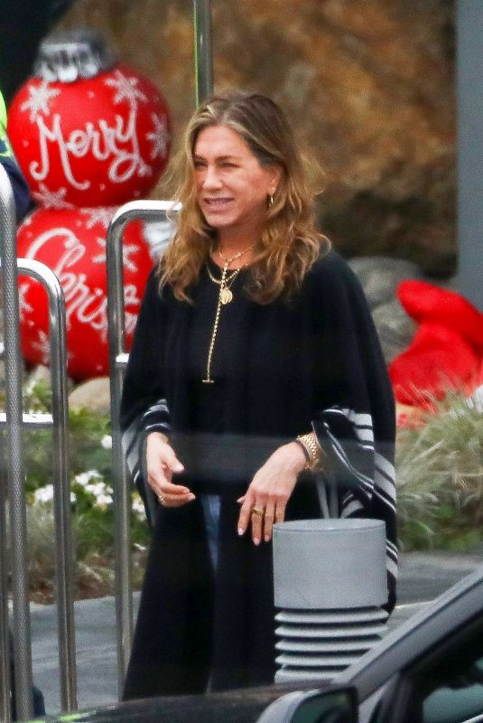 JENNIFER ANISTON Returns from Her New Years Trip to Mexico in Los Angeles 01/02/2023