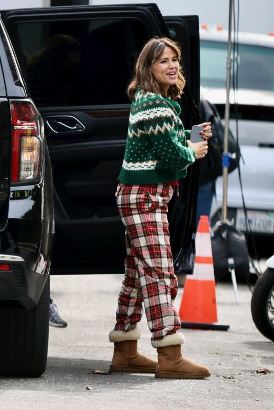 JENNIFER GARNER Arrives at a Set of Her Latest Comedy Movie Family Leave in Los Angeles 01/12/2023