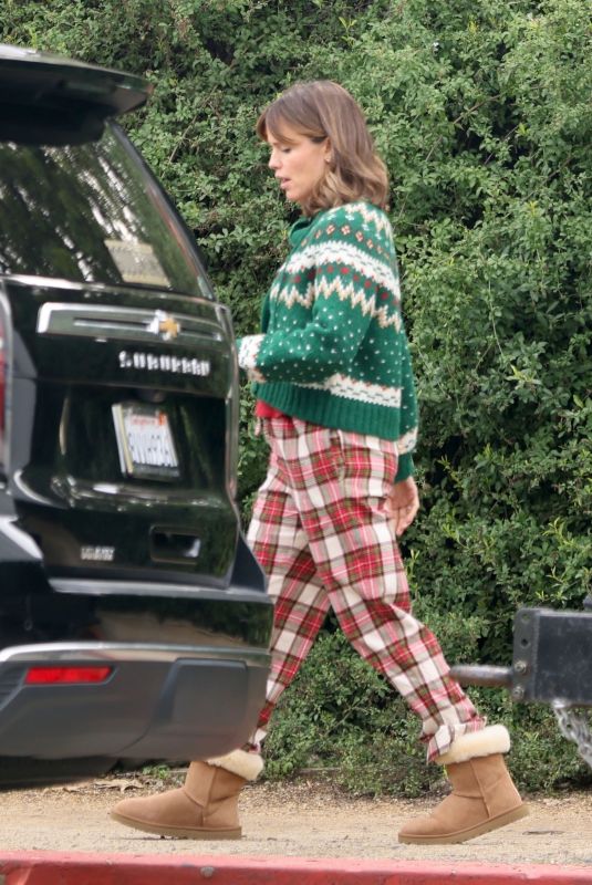 JENNIFER GARNER on the Set of Family Leave in Los Angeles 01/24/2023