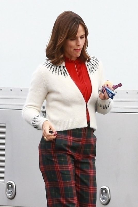 JENNIFER GARNER on the Set of Family Leave in Los Angeles 01/30/2023