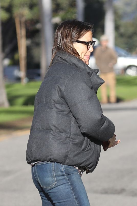 JENNIFER GARNER Out for Coffee with a Friend in Santa Monica 01/18/2023